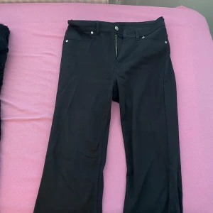 HM - svarta utsvängda byxor - Stretchiga, ALDRIG ANVÄNTS, jeans material