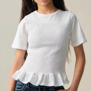 Vit topp med volangdetalj - Säljer en söt och trendig vit topp med volangdetalj längst ner. Toppen har en smockad design som ger en fin textur och passform.  Tröjan är ifrån Young Gina storlek 152 men passar mig som i vanliga fall bär xs, tröjan är väl andvänd och ordinarie pris är 219