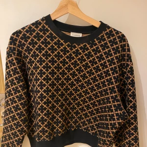 Malene Birger tröja - Malene Birger tröja i storlek s. Inköpt för 1299kr, säljs för 700kr! Sparsamt använd, väldigt bra skick på tröjan :) 