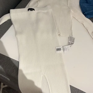 Sett med kjol och croppad tröja  - Det är ett väldigt fint och gulligt sett nu inför hösten. Den håller en varm och är kön samt elegant. 