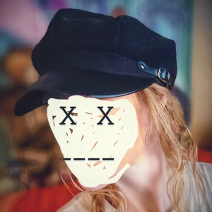 Svart keps med läderdetaljer - Säljer en stilren svart keps med coola läderdetaljer. Perfekt för höst och vår, den har en klassisk design med en liten skärm och en justerbar rem på sidan. Materialet är en mix av ull och läder vilket ger en snygg och hållbar look. Passar perfekt till både vardag och lite mer uppklädda tillfällen.