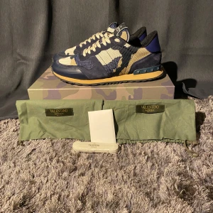 Valentino Rockrunners - Valentino Rockrunners  Skick: 9/10 (Använda fåtal gånger) Färg: Camoflauge beige vit blå Storlek: 42,5 OBS! ENDAST SERIÖSA KÖPARE! Hör av er vid fler frågor eller funderingar!😊🙌// Hugo
