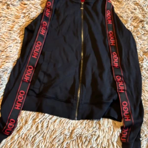 Hugo tröja  - Välanvänd säljs pågrund av att den har blivit liten  