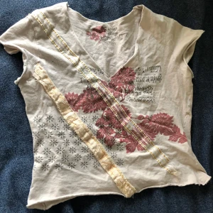 Unik t-shirt  - V-ringad t-shirt köpt second hand med coola tryck och detaljer! 