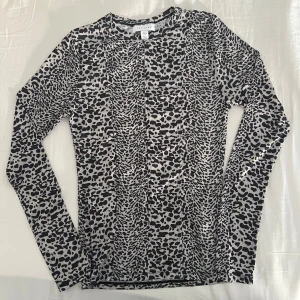 Topshop topp - Endast prövad så i nyskick utan lapp. Inte helt täckande 