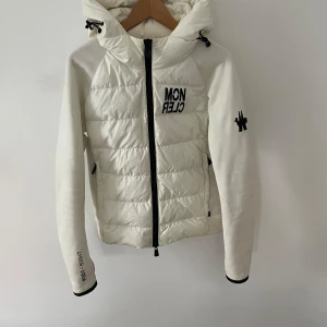 Moncler vit jacka  - Säljer denna feta Moncler grenoble jackan/cardigan. Skick 8/10. Finns mindre skavanker som knappast syns. Storlek M men passar också S. Pris: 3099kr. Äkthetsbevis finns‼️
