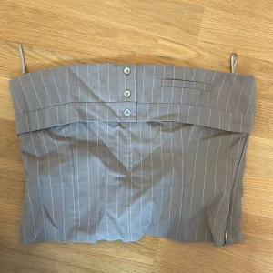 Bandeu topp  - Säljer min snygga topp från zara! Använd fåtal gånger, passar även mig som jag M 
