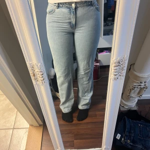 Ljusblå jeans - Säljer ett par ljusblå jeans i storlek 32. De har en klassisk design med knapp och dragkedja framtill. Perfekta för vardagsbruk och kan enkelt matchas med olika toppar. De är i bra skick och redo för en ny ägare!