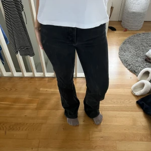 Svarta jeans från H&M  - Svarta jeans från H&M storlek 36🙌🏻😍 
