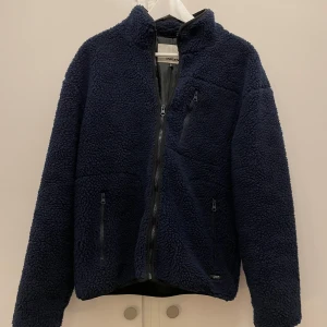 Fleece jacka - Säljer nu min sprillans nya sköna fleece jacka i storlek S färg mörkblå ny pris 500 mitt pris 400 super mysig och skön ny till vintern