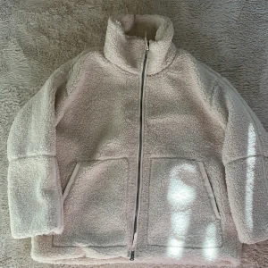 Vit teddyjacka med dragkedja KAN BYTAS - Populära teddyjackan från HM. Oanvänd med lapp kvar. XL. Alternativt byte mot storlek M eller L