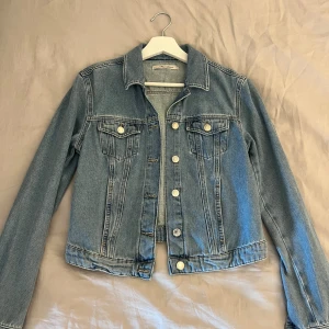 Denim jacka  - Kort denim jacka med knappar. Helt oanvänd.