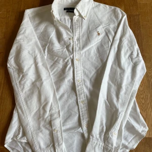 Ralph Lauren skjorta - Riktigt snygg Polo Ralph Lauren skjorta. 7/10 Skick| Pga det är några bruna fläckar men märks inte. Prioriterar snabba affärer| Kom med frågor✌️Psst jag är 178 och 74 kgdå den är väldigt tight på mig.