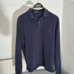 Ralph lauren tröja  - En polo tröja i bra skick i storlek: m