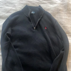 Polo Ralph lauren half zip - Det är en stickad Ralph lauren tröja, har använt den 2-5 gånger. Den har bra skick, inga hål eller nåt