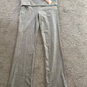 Grå yoga pants  - Säljer mina super fina gråa yoga pants från gina med lapp kvar osv🫶🏻