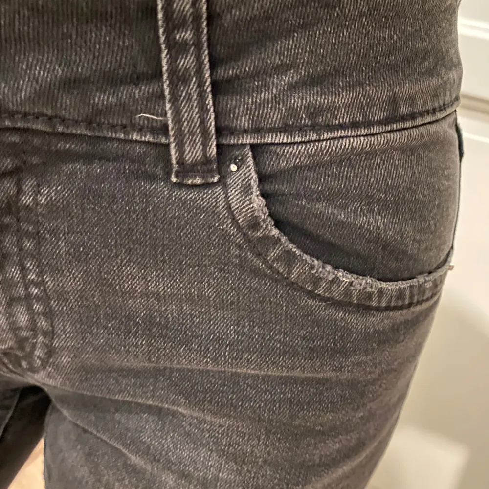 Säljer dessa jeans då dom va lite för tighta på mig. Storlek 152 men sitter som en liten XXS. Dom har tappat en liten knapp på vänster framficka men annars väldigt fint skick.. Jeans & Byxor.