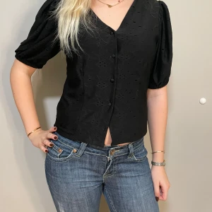 Svart blus  - Jätte fin men saknar en knapp nertill vilket inte egentligen inte gör någonting 😌