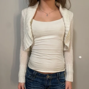 Vit bolero - Jättefin stickad och är i storlek 156 men funkar toppen på xs-s ☺️ köp gärna med köp nu :)