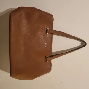 Dkny väska - Väldigt fin o praktisk väska från DKNY köpte den för 3000kr så jag säljer den för 2000kr
