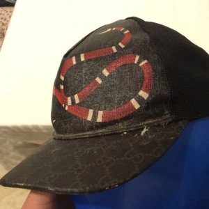 Gucci keps  - Hej säljer min Gucci keps snake säljer den för den inte kommer till användning storlek L inga dumma frågor.
