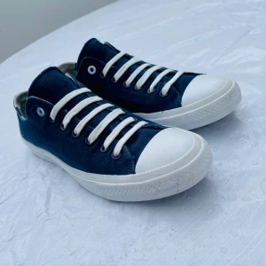 Converse X Chuck Taylor skor - Riktigt snygga och sällsynta Converde X Chuck Taylor dojjor | Mycket gott skick utan defekter | Storlek 44 | Skriv vid minsts fråga eller fundering! |