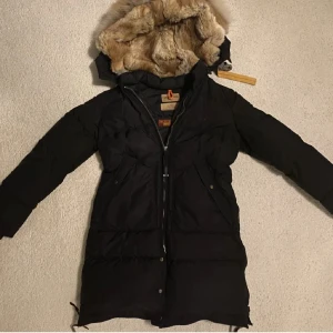 Parajumper long bear vinterjacka  - Säljer min parajumper long bear vinterjacka då den inte längre kommer till anndvändning. Den är sparsamt anndvänd ett fåtal gånger så i väldigt bra skick❤️