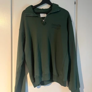 Sweatshirt  - Sweatshirt med halv zip från vailent  Köpt på carlings för 600kr Säljer för 300kr