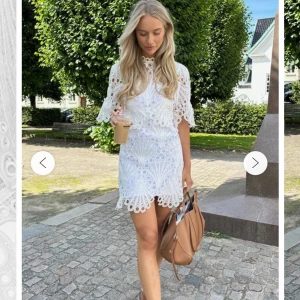 BYIC vit broderiklänning - Säljer nu min fina studentklänning. I storlek L men insydd i midjan och ärmar så numera som en S/M.Helt slutsåld, köpt för 1 199. Likadan som på bilden fast med knappar. Skriv innan köp då den även finns till salu på vinted! (skriv för fler bilder) 🤍