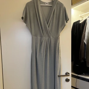 Grå glitterklänning  - Säljer denna superfina glittriga klänningen från Bubbleroom. Endast använd en gång så i super fint skick 🩷