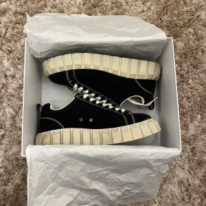 Eytys sneakers - Eytys Odessa sneakers i storlek 40, sparsamt använda, går enkelt att tvätta det vita!  Orginalpris 1 800kr Tillkommer även svarta skosnören