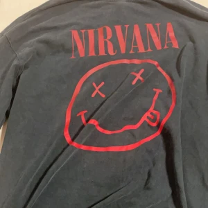 Nirvana sweater  - Säljer vidare en grå och röd nirvana tjocktröja, köpt här frän plick men säljaren köpte den från hm vid typ 2020 (står i tröjan), den kom bara inte till användning men haft några gånger, rökfritt hem och pälsdjur som är allergivänliga. 