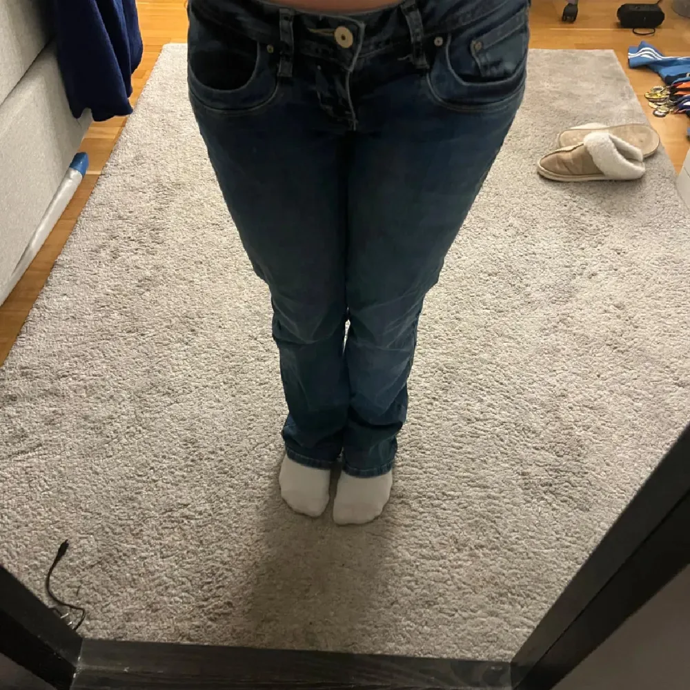 Säljer dessa ltb jeans då jag behöver en storlek mindre. Dom har används men köptes för ca 3 veckor sedan så dom är fortfarande i väldigt bra skick. Dom är bootcut men syns inte så bra🩷 skriv om ni har frågor❤️ nypris: 1139kr. Jeans & Byxor.