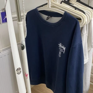 Stüssy sweatshirt - Snygg mörkblå Stüssy sweatshirt som inte är så använd så är i fint och bra skick. Finns inga fel på den vad jag vet. Skriv gärna om du har frågor. 