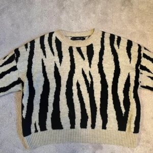 Zebramönstrad stickad tröja  - Säljer denna jätte coola stickade tröjan i zebramönster, i jättefint skick⭐️