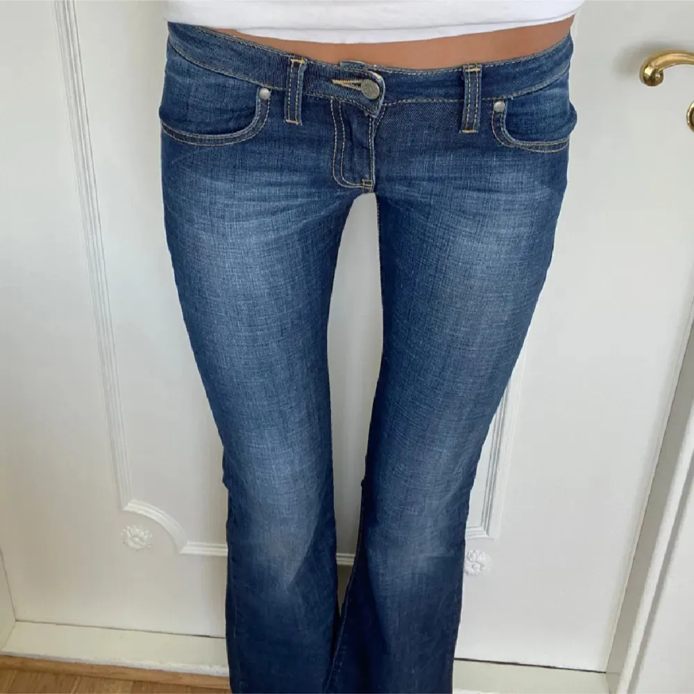 as snygga lågmidjade jeans i jättefint skick. midjemått: 38,5cm och innebenslängd: 82cm. Jeans & Byxor.