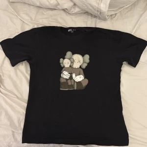 KAWS X Uniqlo T-Shirt - Uniqlo X KAWS limited edition kollaboration t-shirt använd 2 gånger, storlek S men kanska ledig passform