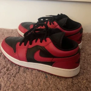 Air jordans 1 low - Säljer nu dehär skorna då jag är sugen på något nytt, använda men mycket bra skick. hör av dig för mer info!💕Köparen står för frakt!