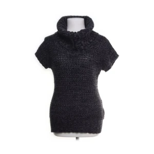 Svart stickad tröja med polokrage - Säljer en snygg svart stickad tröja med polokrage. Den har korta ärmar och är perfekt för höst och vinter när du vill hålla dig varm och stilren. Passar både till vardags och lite finare tillfällen. 🖤