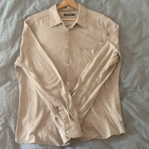 J lindeberg skjorta  - Mjuk skjorta från J.lindeberg i storlek XL. Den är 100% bomull. Skriv om ni har frågor eller om ni vill ha bilder!!