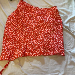 Röd och vit blommig kjol  - Ny skick använd 2 gånger spännbar 