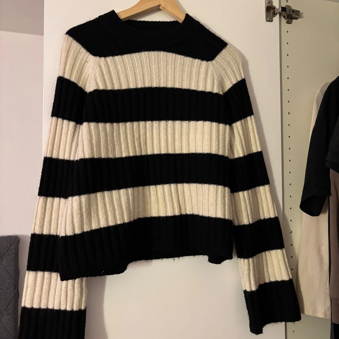 Randig ribbad tröja