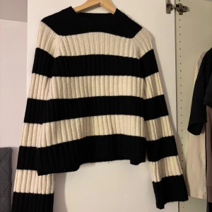 Randig ribbad tröja - Säljer en superfin randig tröja i svart och vit. Den är ribbad och har långa ärmar, perfekt för höst och vinter. Tröjan är croppad och ger en trendig look. Passar perfekt till både jeans och kjol! Den är o storlek S/m