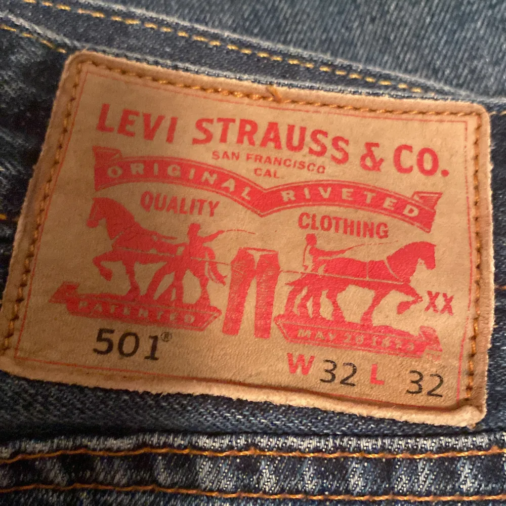 Levis 501 i bra skick, knappt använda! Strl 32/32. Jeans & Byxor.