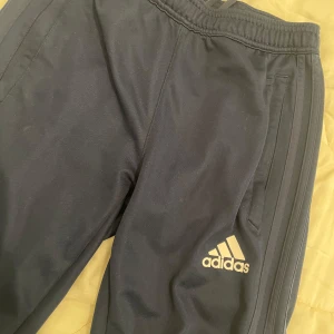 Adidas byxor - Dom är mer som gym och tränings byxor 