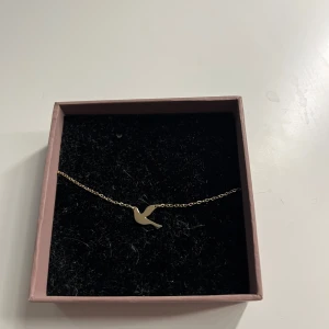 Halsband Edblad  - Superfint guld halsband från edblad med en ”humming bird”. Inga defekter eller rostningar på kedjan eller fågeln.