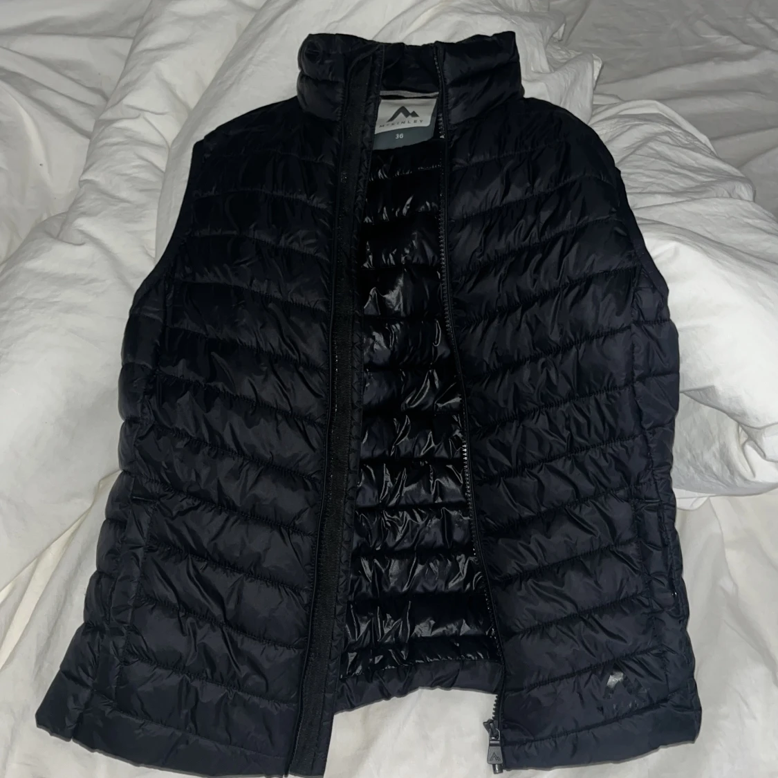 Svart dunväst från McKinley