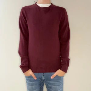 Vinröd Tröja - // Vinröd tröja | Skick: 9/10 | Färg: Vinröd | Hör av dig vid intresse eller andra funderingar//