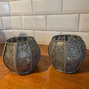 Ljushållare & ljusbricka - Superfina ljushållare och en bricka man kan ställa ljus på i metall material! Den större ljushållaren kan antingen stå eller hängas upp! Köp allt för 130kr eller vill du köpa något specifikt så skriv till mig så kan vi bestämma ett pris!