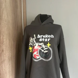 Hoodie - En snygg hoodie i bra skick.